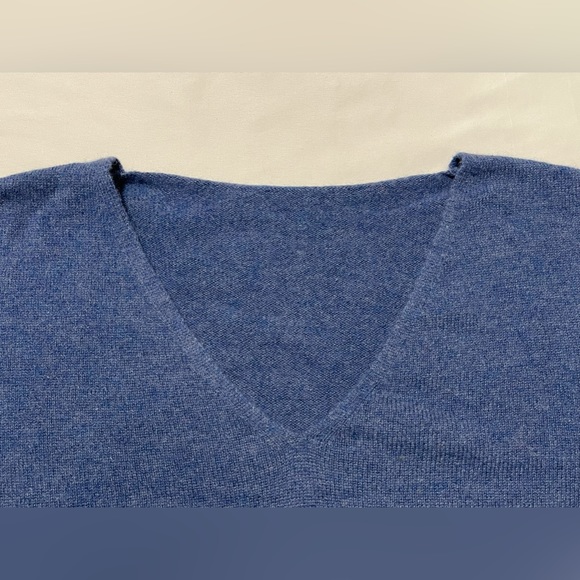100% Cashmere V-Neck Sweater with Side Split - Picture 2 of 9
